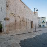 Costituita da grossi mattoni, la facciata laterale presenta una particolare decorazione del XII-XIII secolo...
